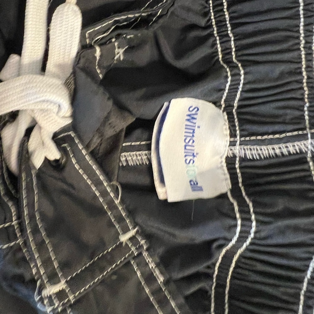 Swim shorts and top. - Picture 5 of 6
